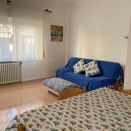 Centro A 500 Mt Mare, Trilocale Con 2 A Letti Piani, 1 Posto Auto Numana