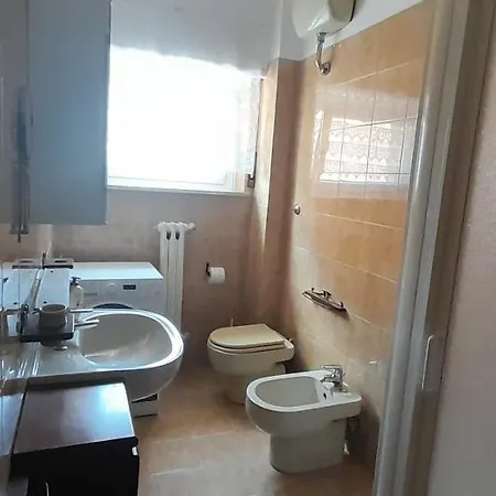 Centro A 500 Mt Mare, Trilocale Con 2 A Letti Piani, 1 Posto Auto * Numana