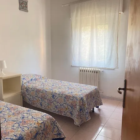 Centro A 500 Mt Mare, Trilocale Con 2 A Letti Piani, 1 Posto Auto * נומאנה